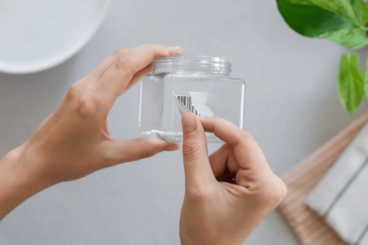 Quitar pegatinas de superficies de cristal es una tarea a la que todos nos enfrentamos.