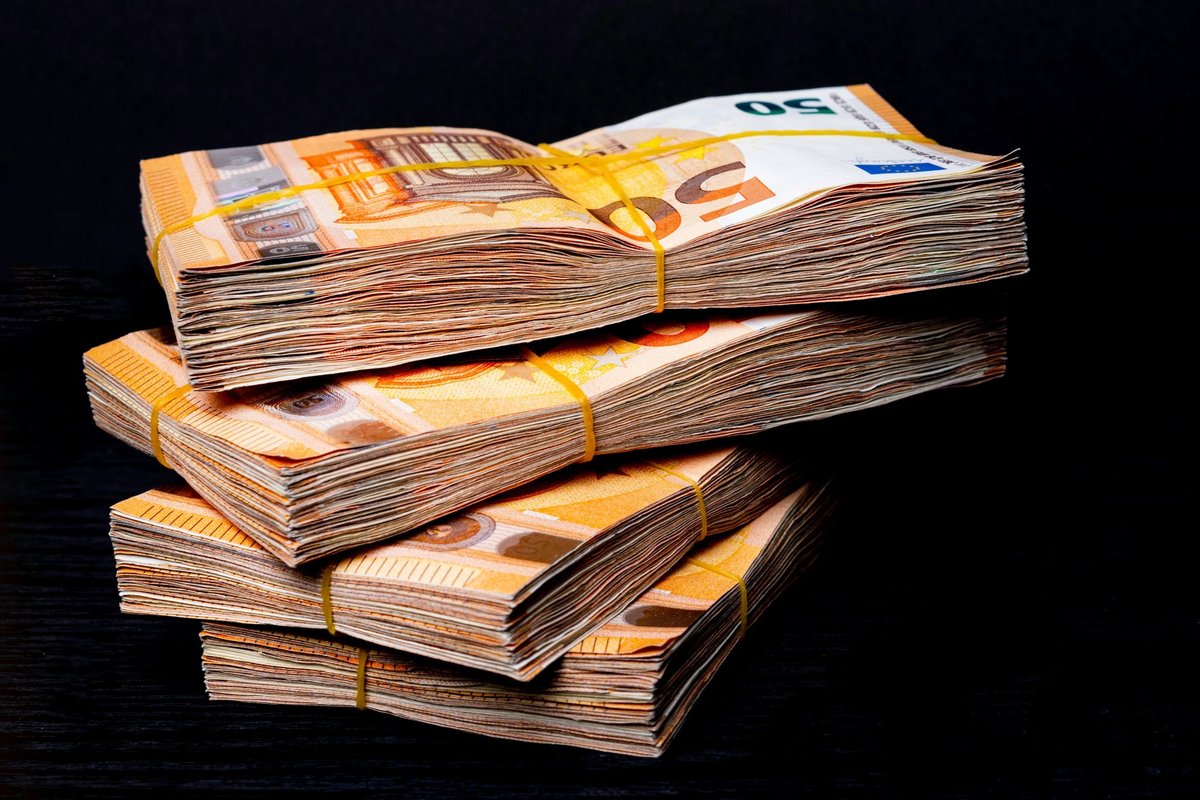 Una prima es una cantidad que se le paga además de su remuneración. Por lo tanto, constituye un complemento salarial.