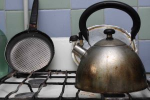 Por otro lado, las teteras brillantes recuperan rápidamente su brillo, pero su capa exterior se mancha y se raya con facilidad.