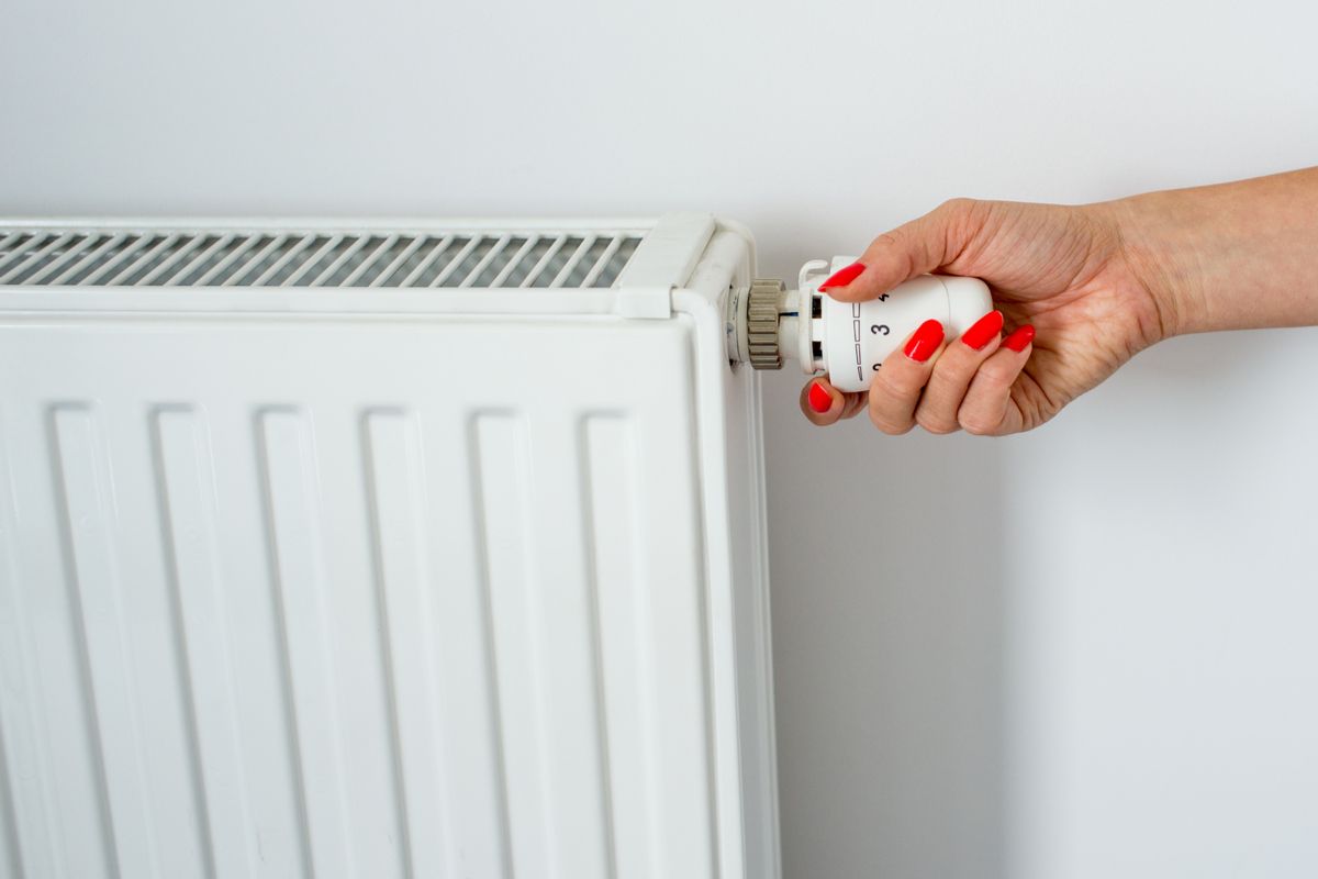 Retire las tapas de la parte inferior del radiador para acceder a las válvulas.