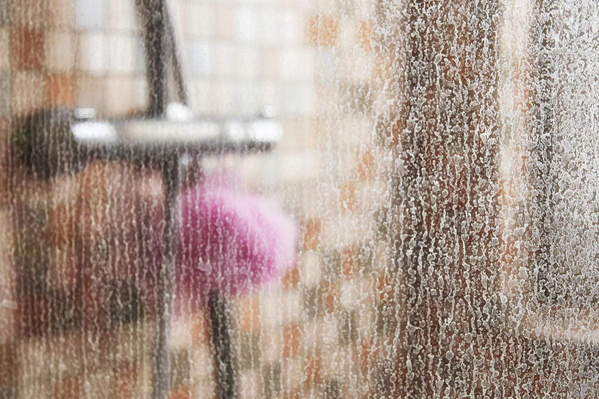 incrusta tanto la cal en las paredes de la ducha