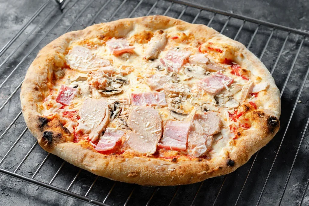 La pizza congelada es un alimento básico en el congelador de muchos