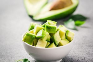 Aguacate cortado en un plato