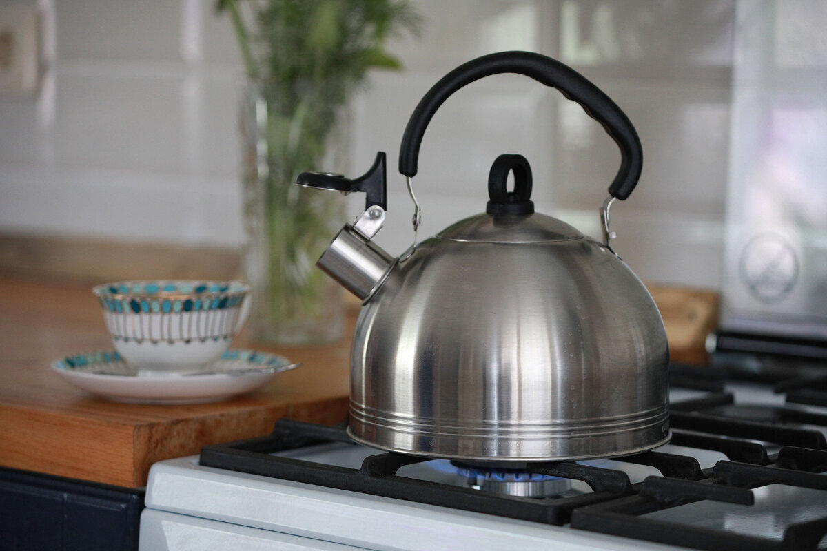 El truco del papel de aluminio es muy eficaz, pero también es importante cuidar la tetera con regularidad.