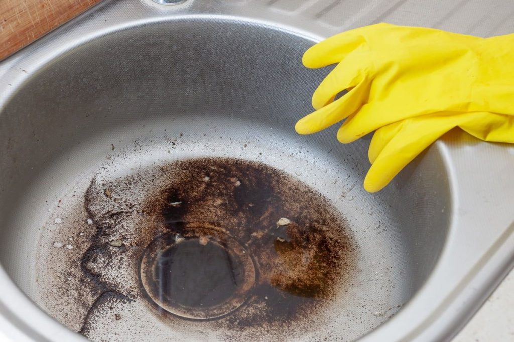tiraron los posos de café en el fregadero