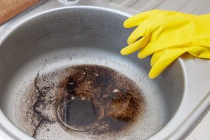 tiraron los posos de café en el fregadero