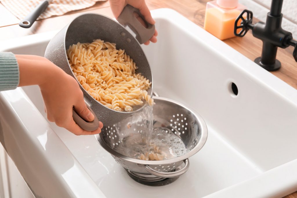 verter agua hirviendo en el fregadero