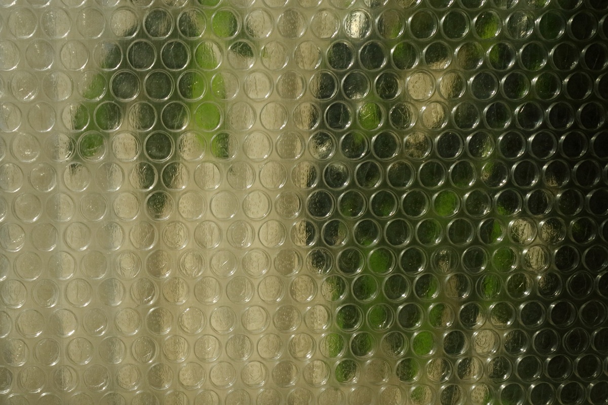 película burbujeante en la ventana