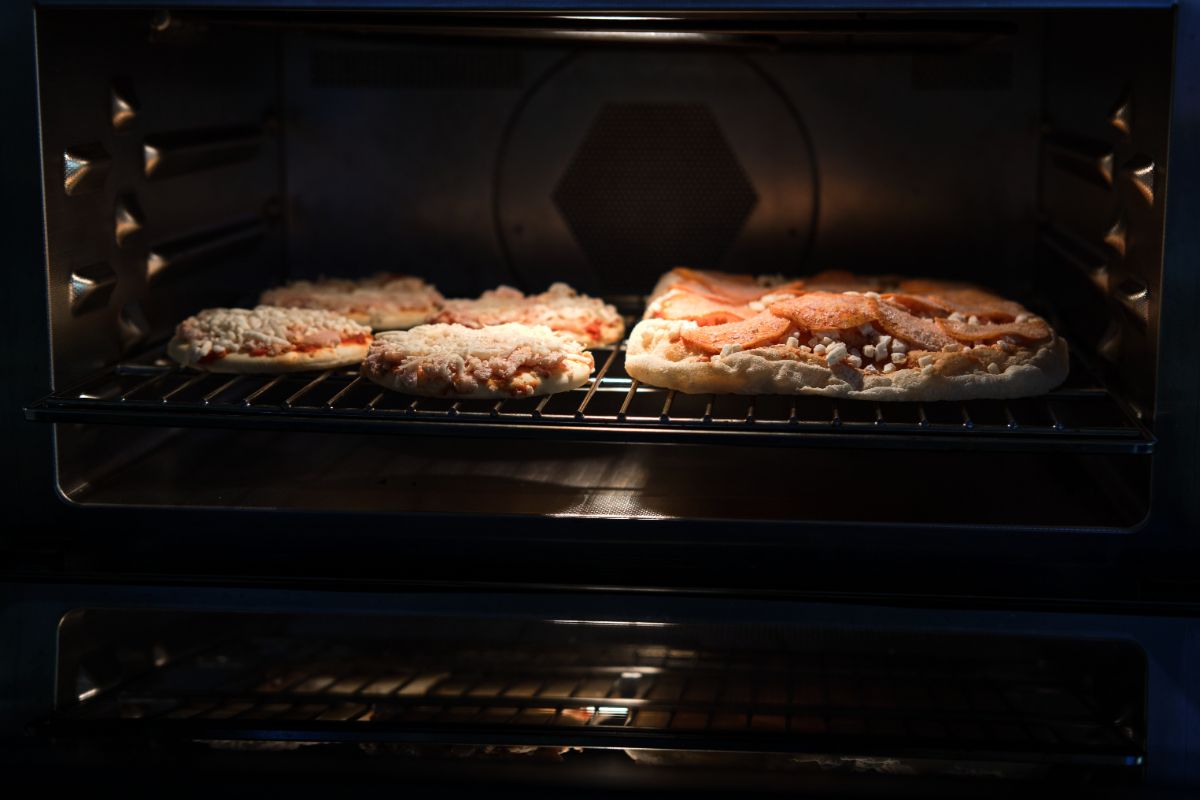 Al colocar la pizza en el tercio inferior, se expone la base directamente al calor, lo que ayuda a que se cocine bien y quede crujiente, como si estuviera en el suelo de piedra de un horno de pizza.