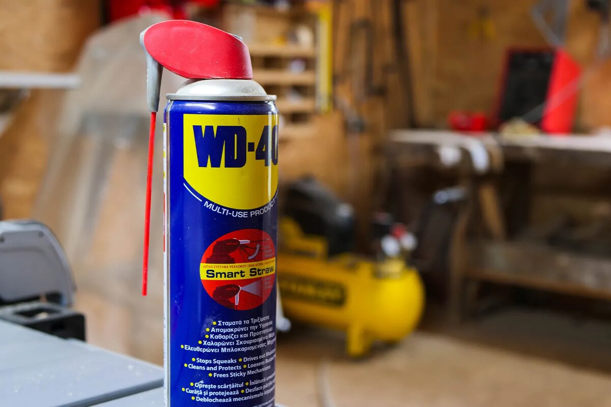 El lubricante penetrante universal WD-40 cumple con su cometido gracias a su capacidad para disolver compuestos adhesivos.
