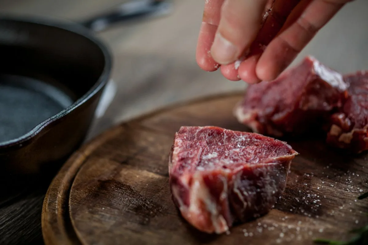 carne conserve su ternura y jugosidad, añade la sal mucho antes de freírla