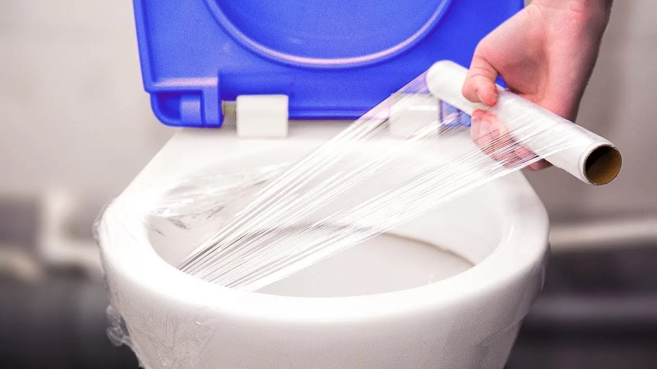 Cubra la taza del inodoro con film transparente