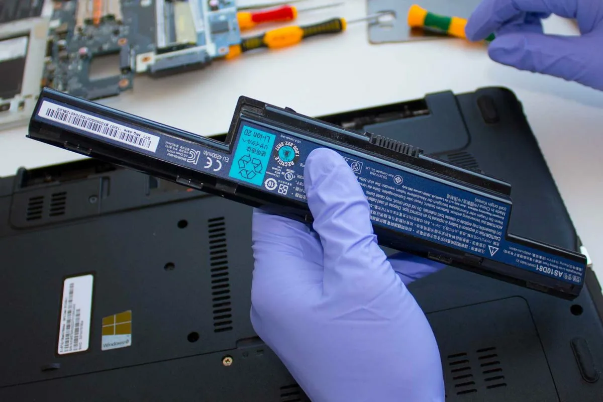 cientos de baterías de ordenadores portátiles usados