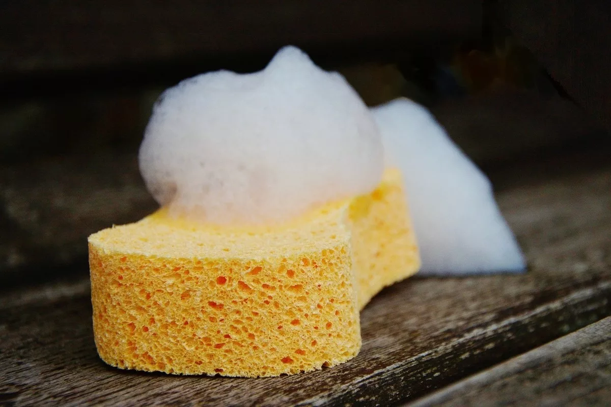 El reflejo de usar mucho lavavajillas líquido suele estar relacionado con la idea de una limpieza perfecta