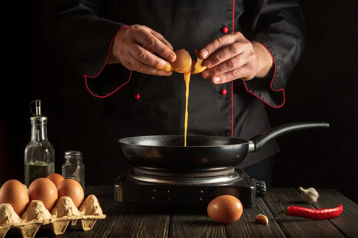 Un chef italiano prepara huevos con un ingrediente secreto