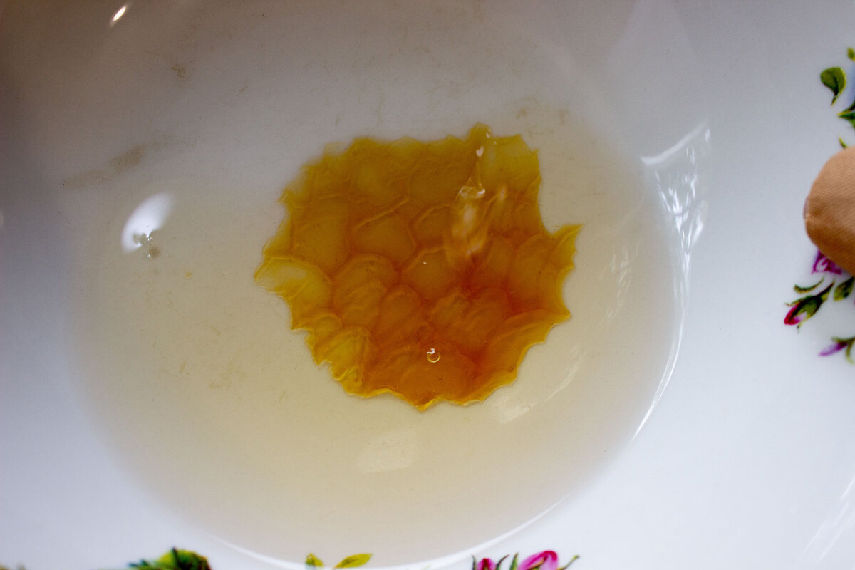 El primer método solo requiere un vaso de agua fría y un poco de miel.