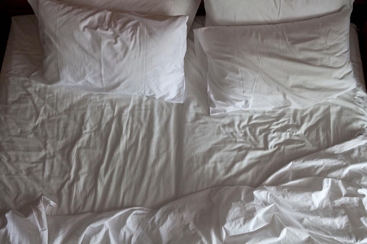 ropa de cama sucia y manchada