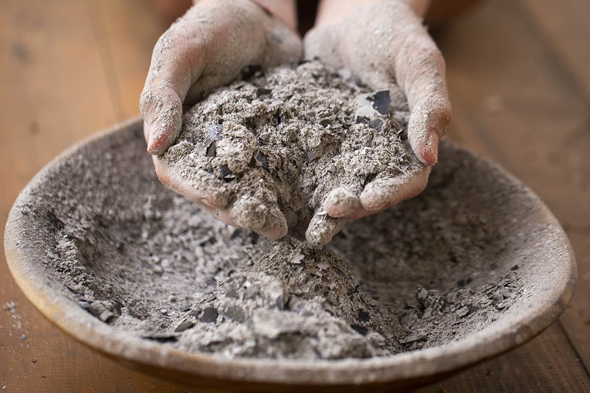 Ceniza de madera en las palmas de las manos