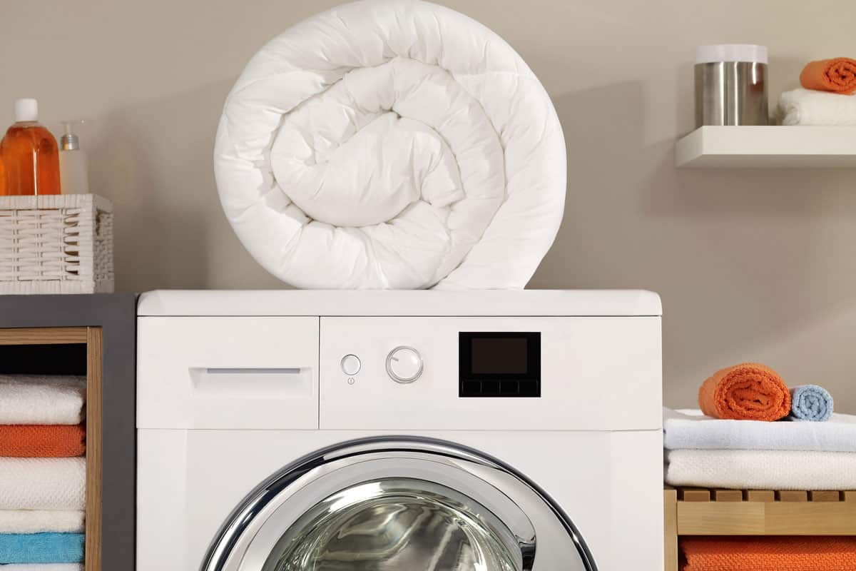una manta limpia y una lavadora