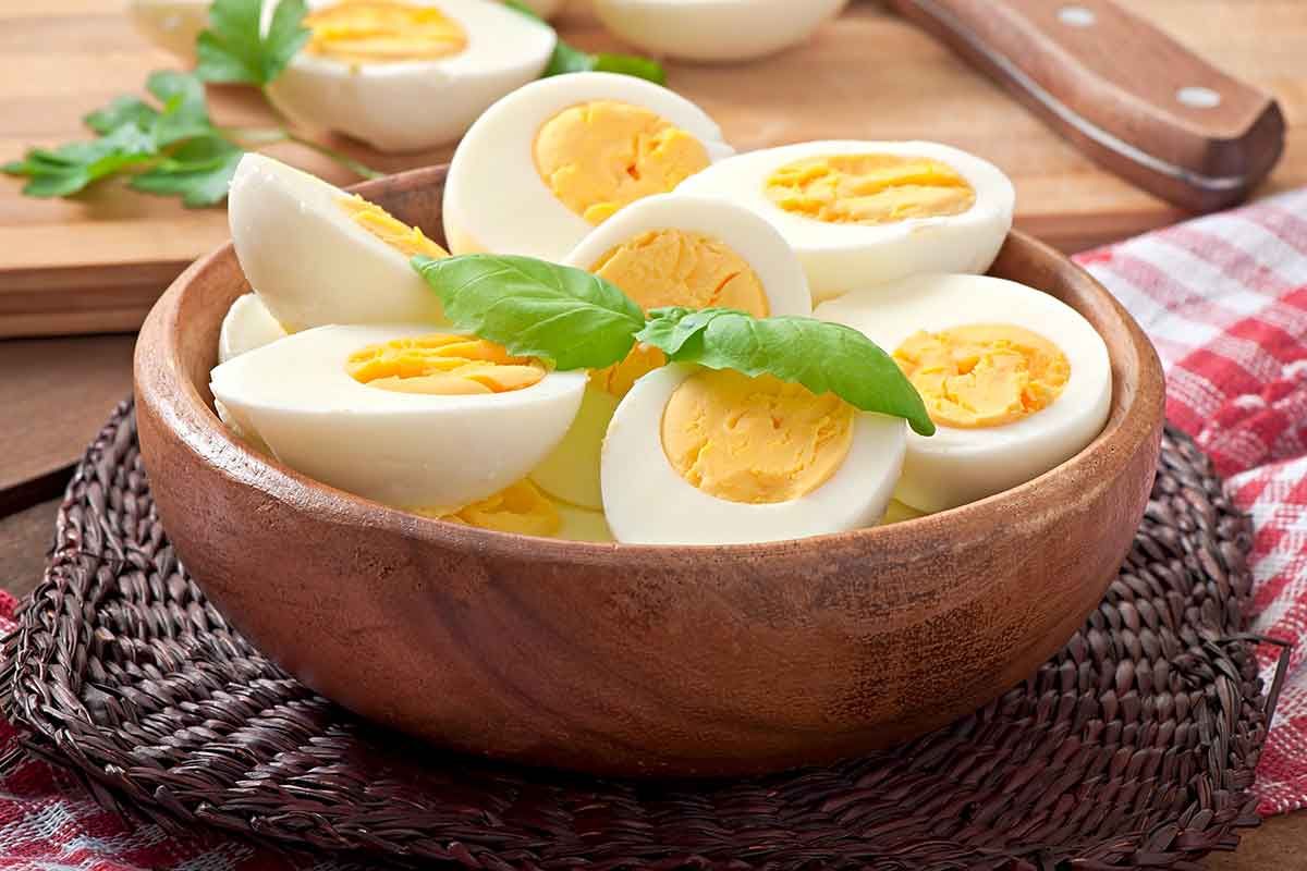 Los huevos cocidos son una de las comidas más sencillas y nutritivas que se pueden preparar en pocos minutos.