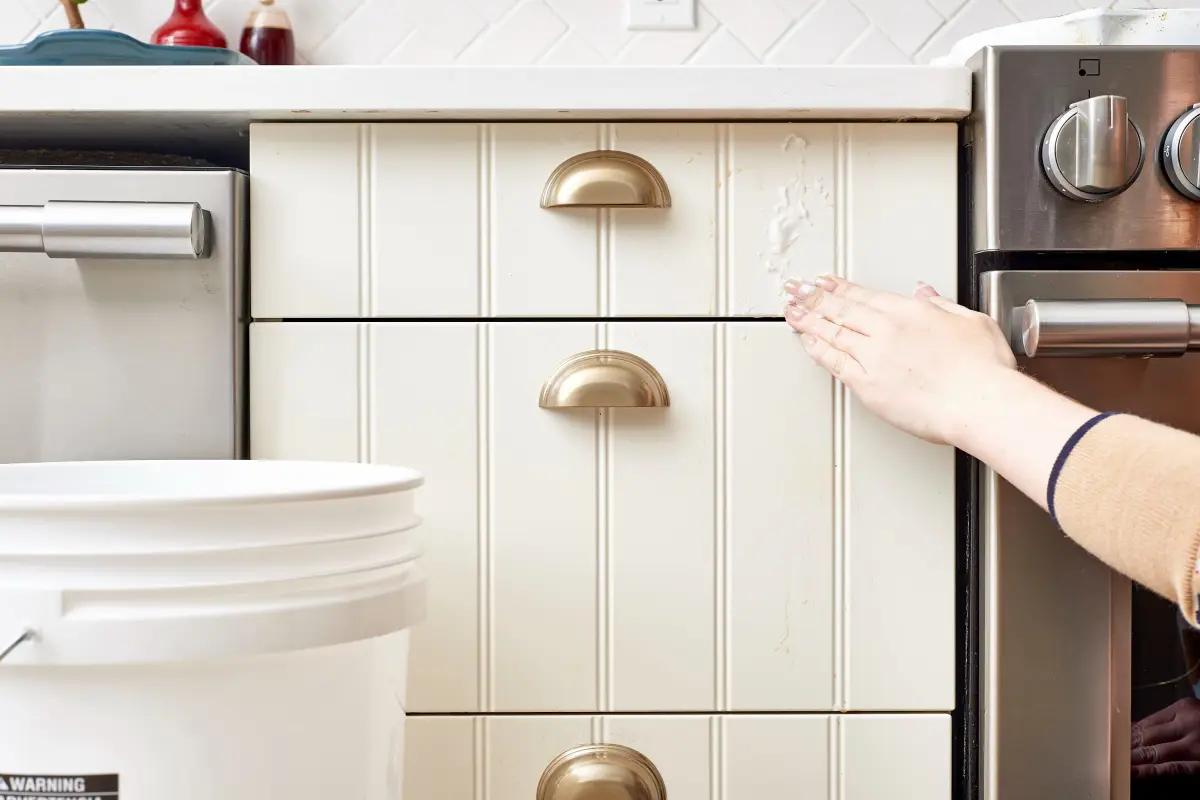 Cómo limpiar los armarios de cocina de madera