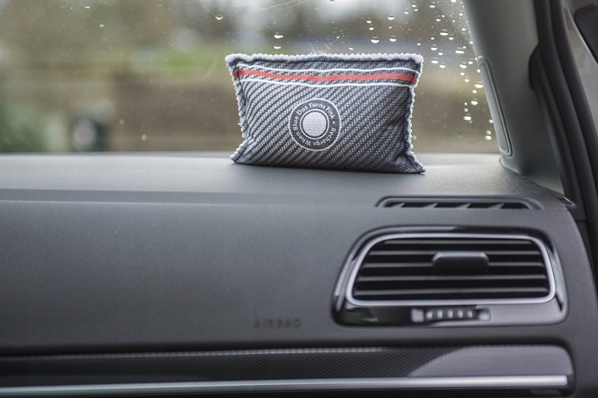 bolsas absorbentes de humedad cerca del parabrisas del coche