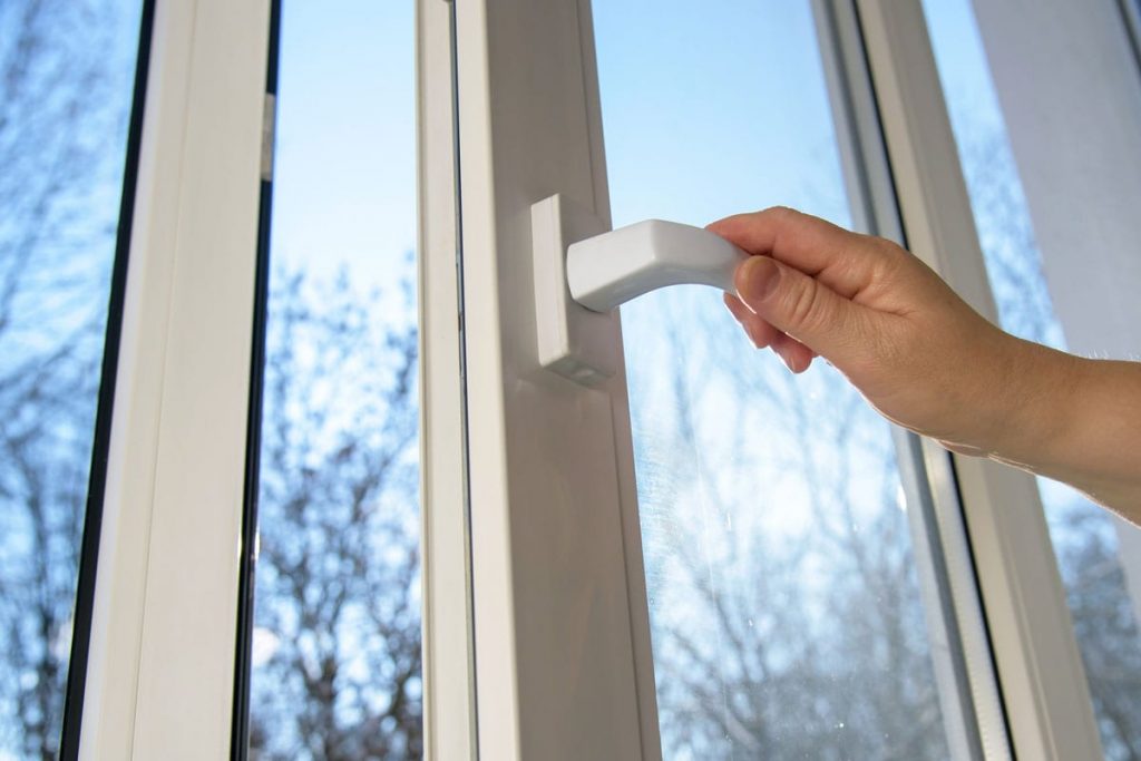 La ventana está abierta para ventilar la habitación en invierno.