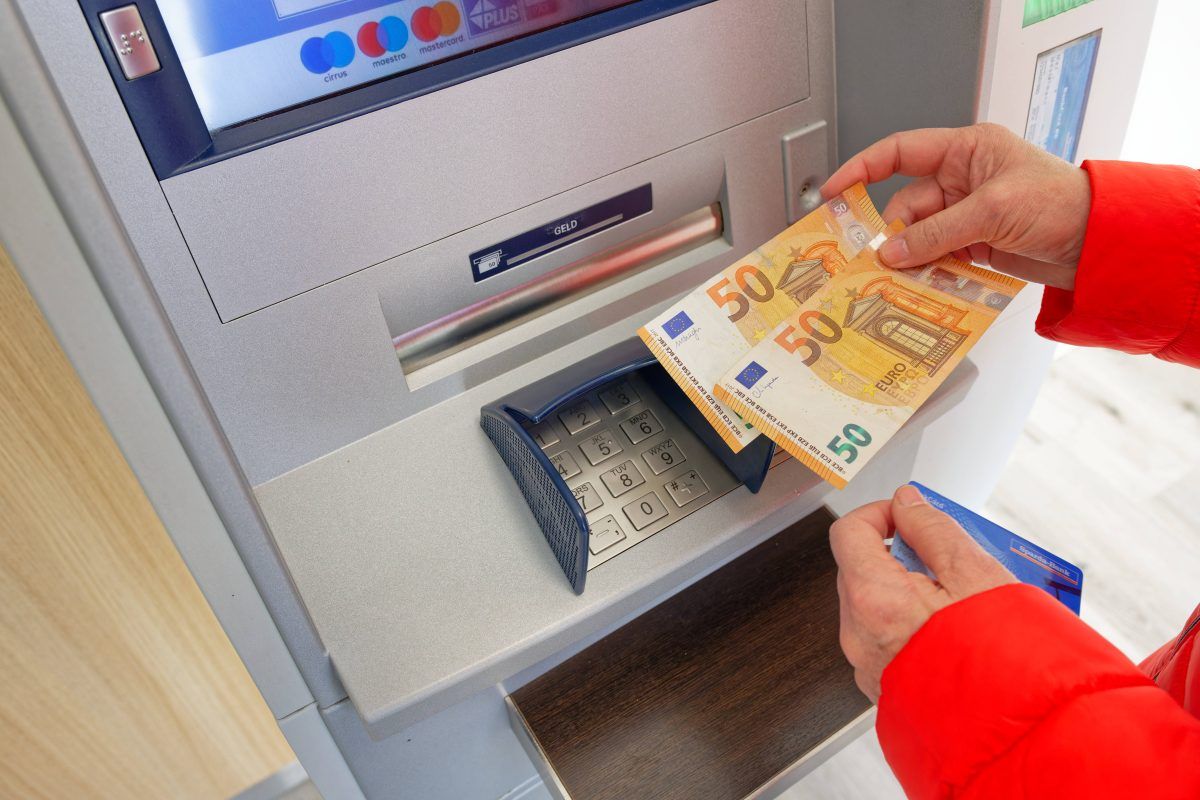 retira dinero del cajero automático