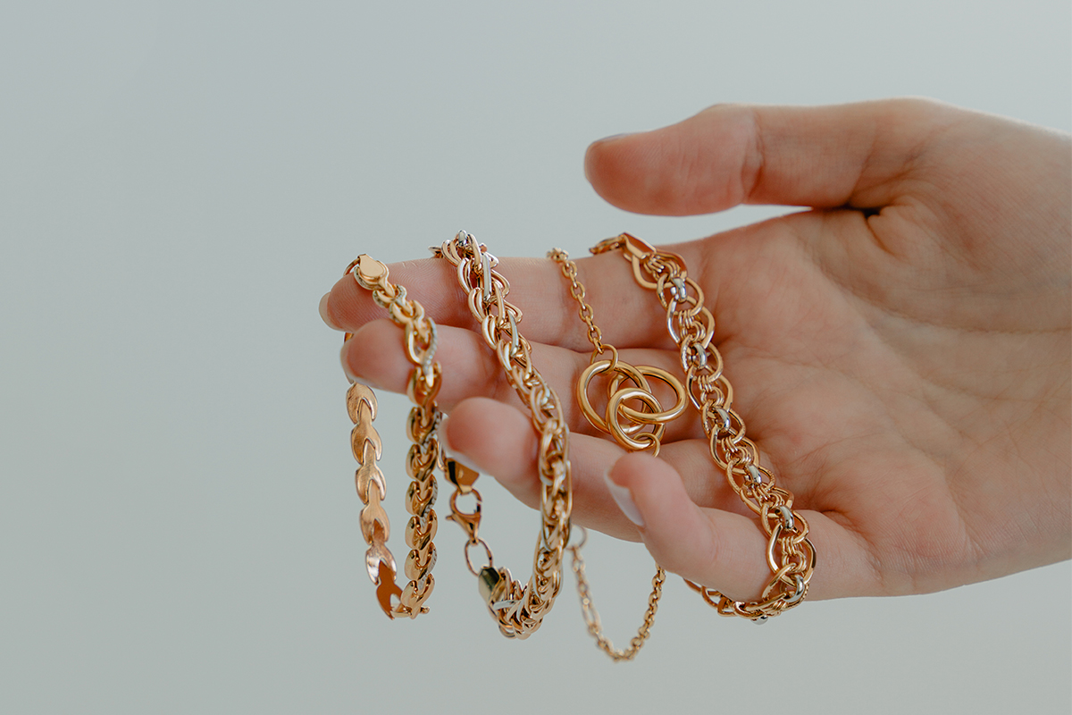 Limpiar regularmente las joyas es una de las formas más fáciles de mantener los anillos, pendientes y collares en las mejores condiciones.