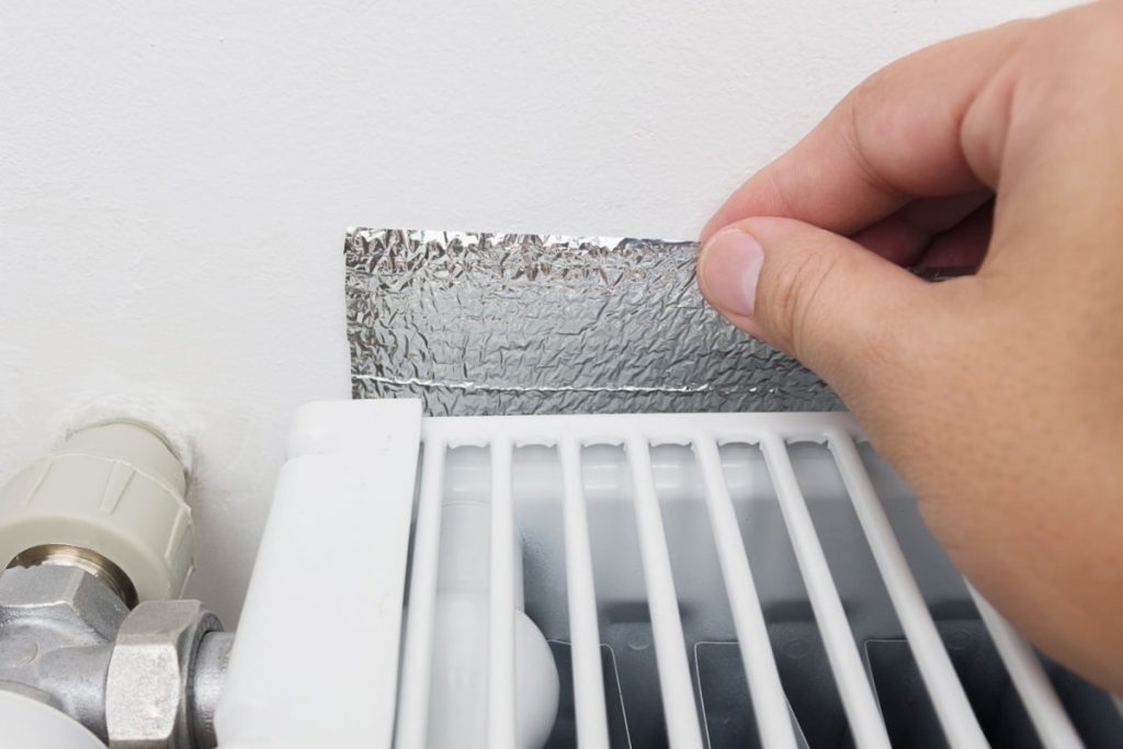 lámina de aluminio detrás del radiador de calefacción