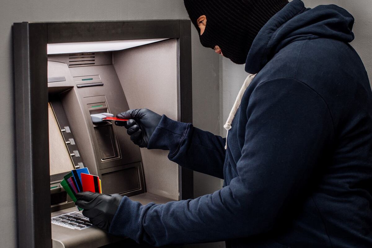 El ladrón quiere sacar dinero con las tarjetas robadas