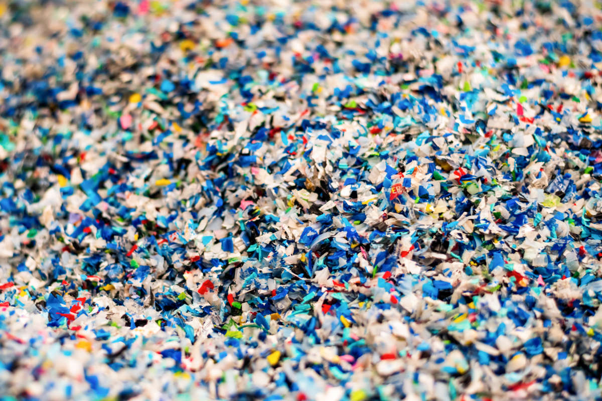 montón de plástico reciclado