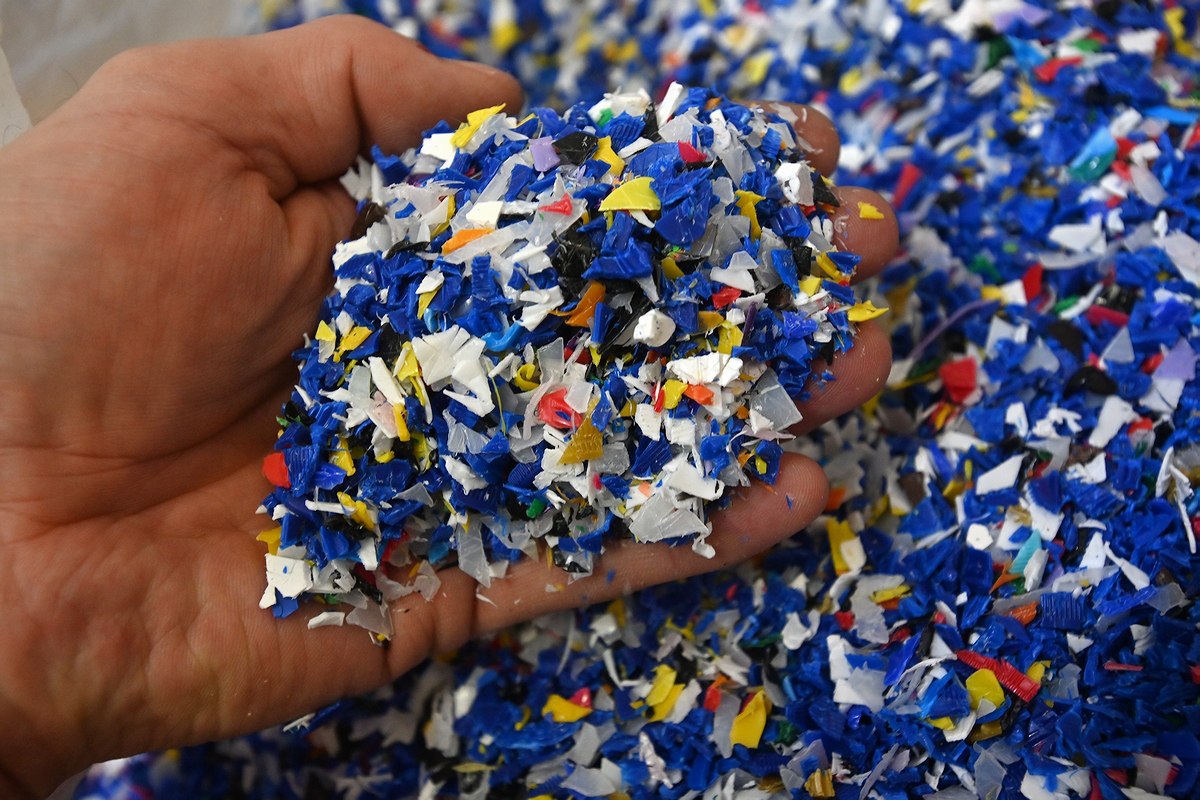 sostiene en sus manos plástico reciclado