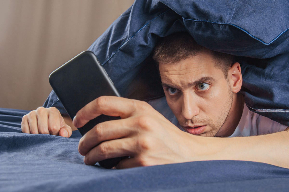 pasa mucho tiempo con el móvil