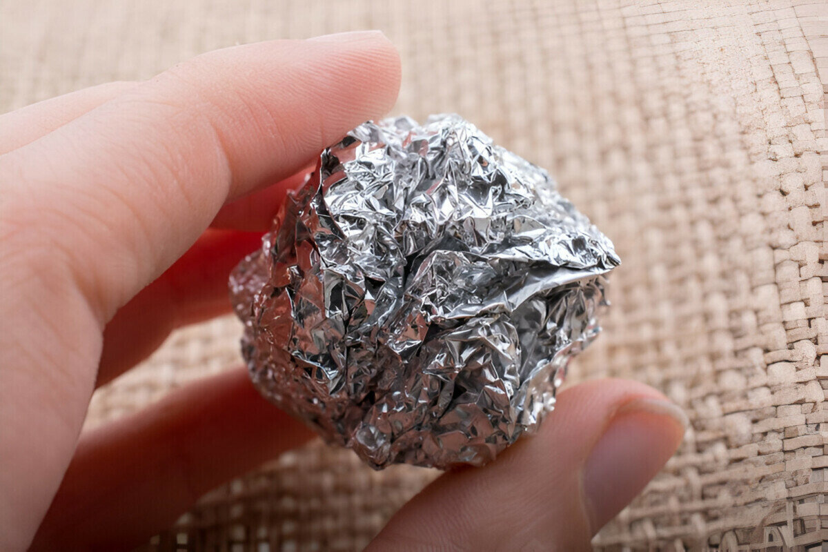 El papel de aluminio arrugado tiene una superficie rugosa que actúa como un paño delicado