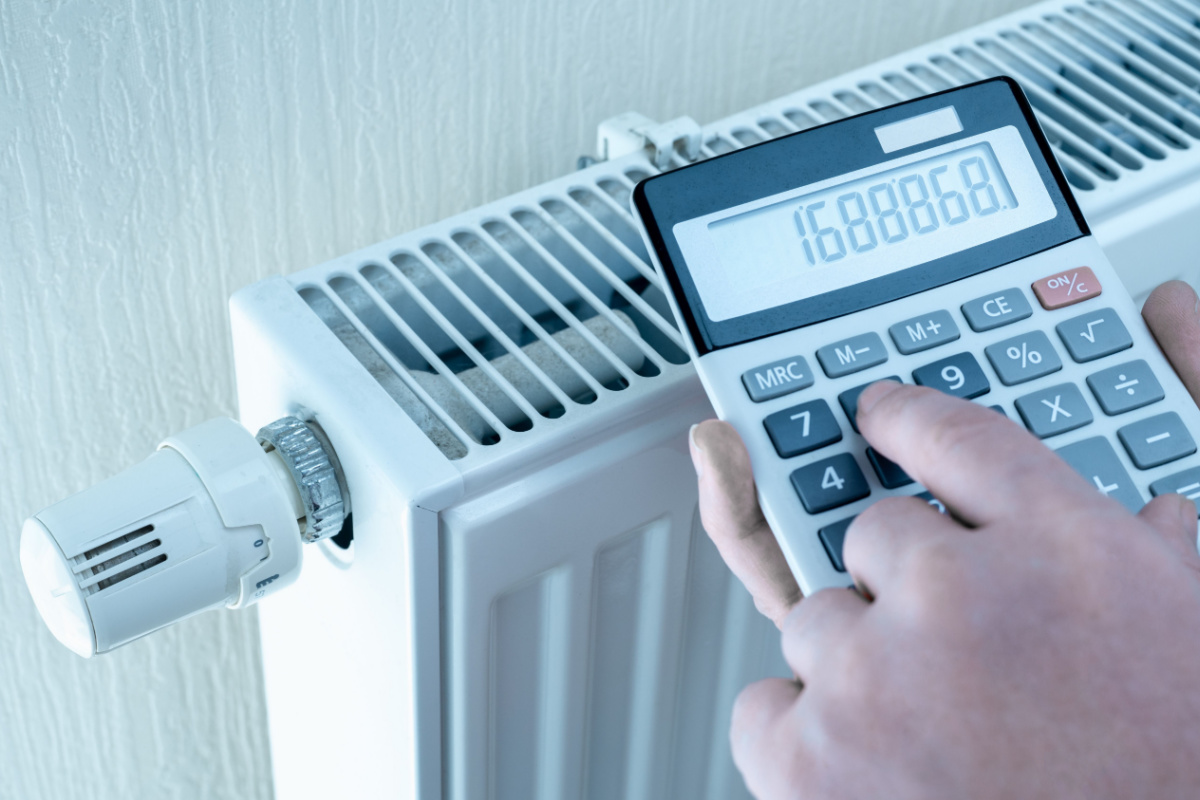 El hombre calcula con la calculadora